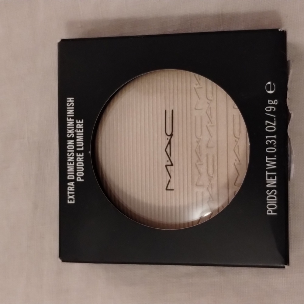 Brand New MAC Extra Dimension Skin Finish Highlighter